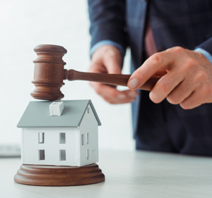 ¿Me pueden embargar la casa, el vehículo o los bienes del hogar por una deuda?